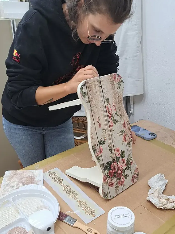 Holzschemel mit Farbe, Decoupage, Transfers und Schablonen gestalten
