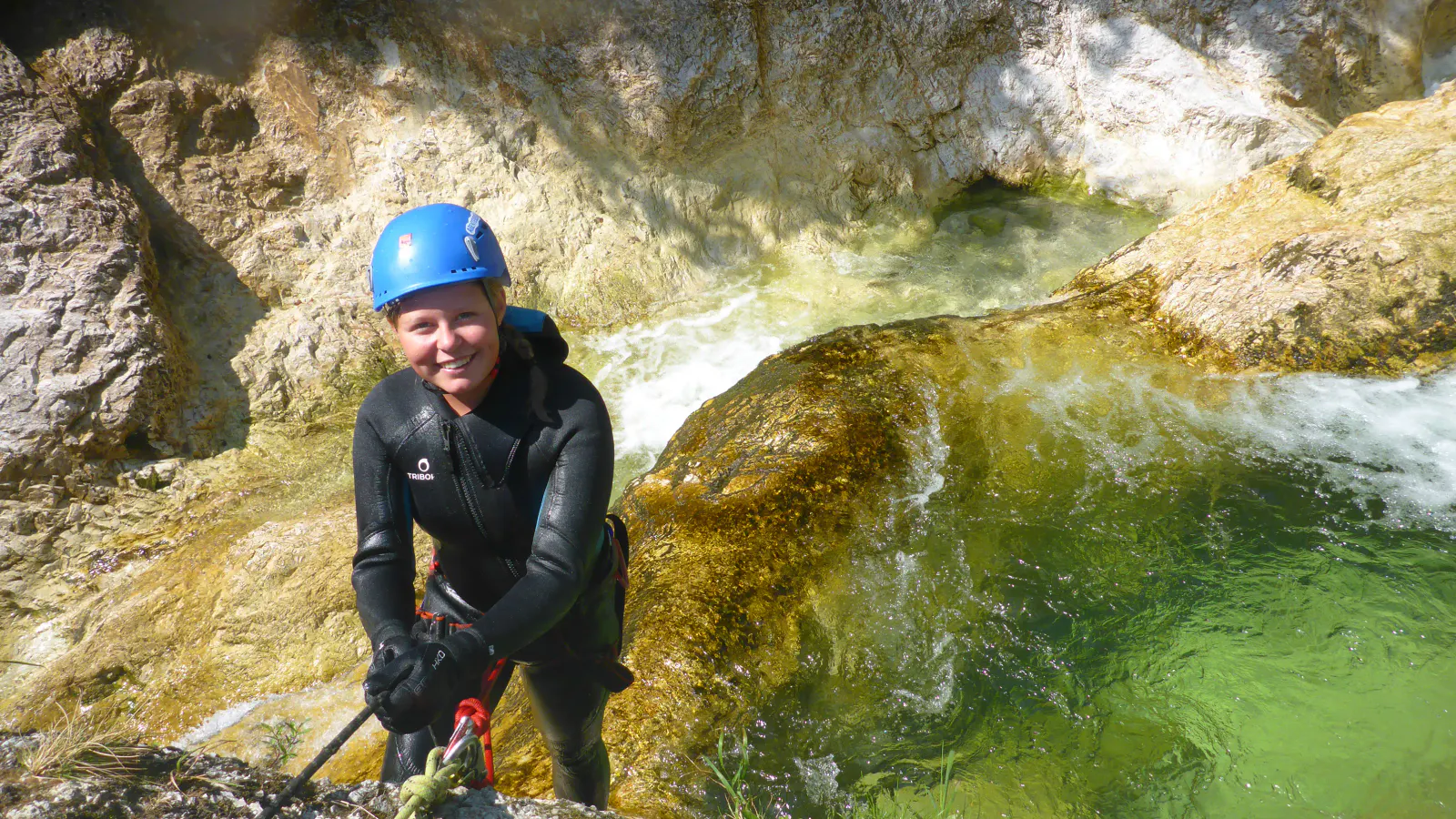 Ein junger Canyonaut beim Abseilen.
