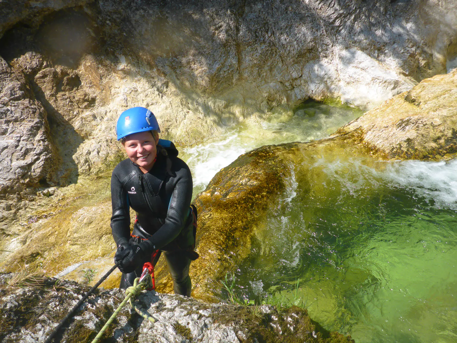 Ein junger Canyonaut beim Abseilen.