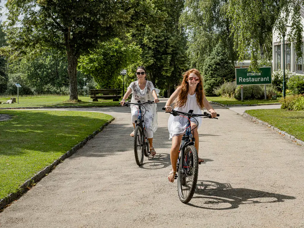 Radfahrer am Radweg in der Nähe des Hotels Ottenstein - Das Wohlfühlhotel