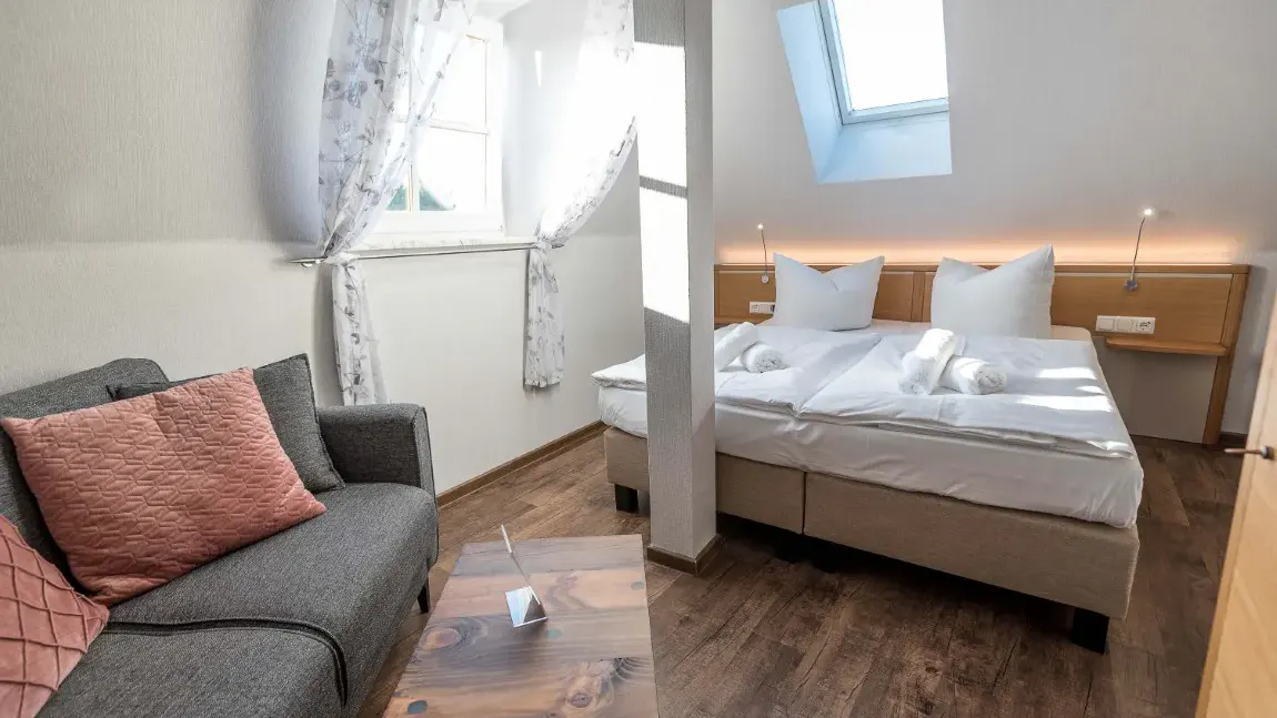 Blick in ein Doppelzimmer Standard im Landhotel Kastanienallee