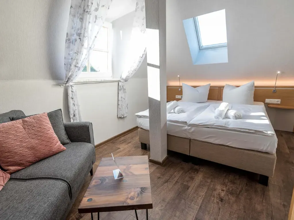 Blick in ein Doppelzimmer Standard im Landhotel Kastanienallee