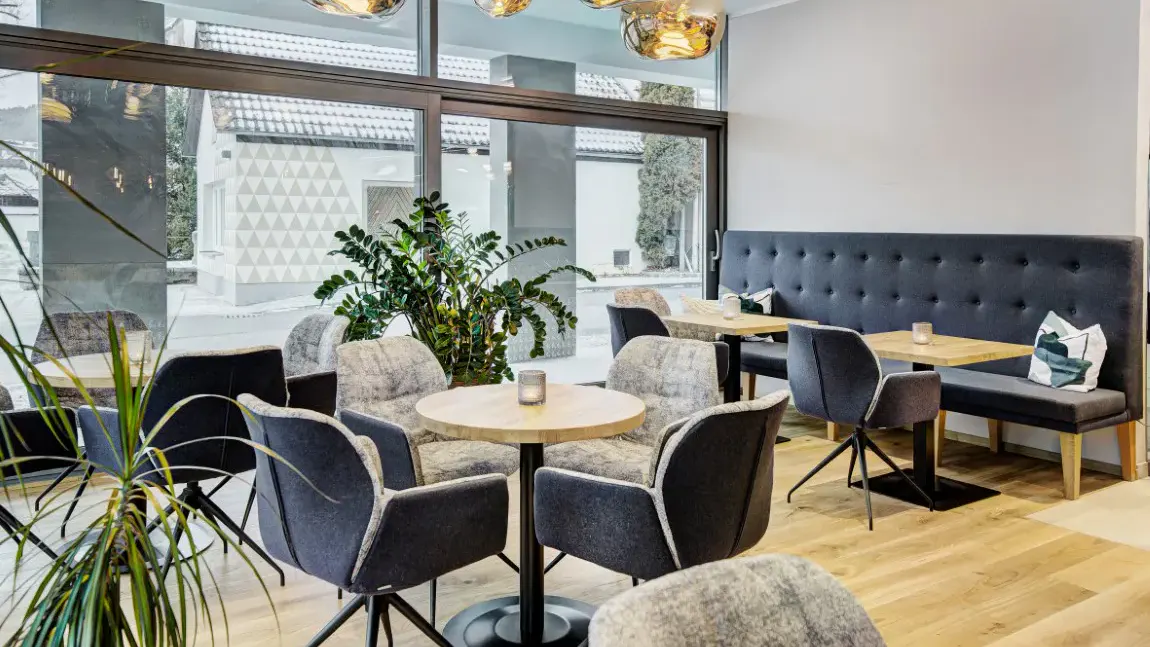 Loungebereich mit Sitzgelegeheiten in modernem Stil im Koenigswieserhof