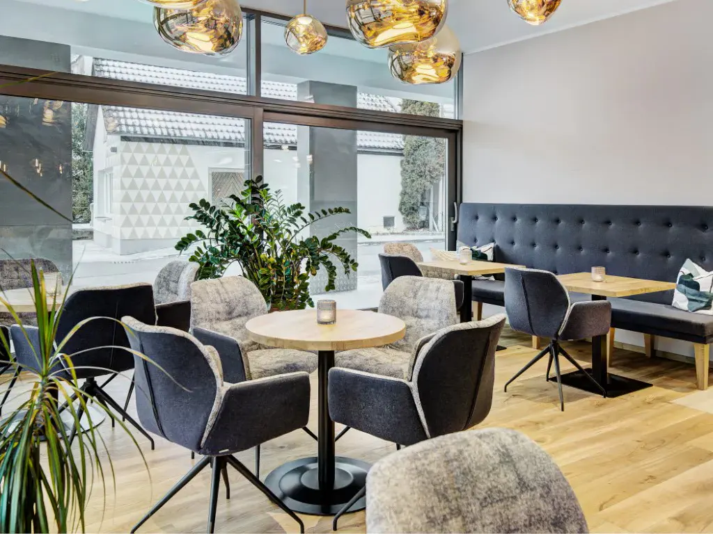 Loungebereich mit Sitzgelegeheiten in modernem Stil im Koenigswieserhof
