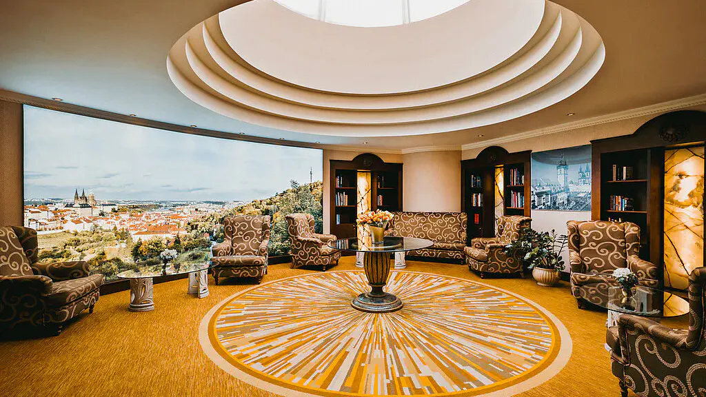 Die sogenannte Bibliothek mit gemütlichen Sitzmöbelnd im Lindner Hotel Prague Castle
