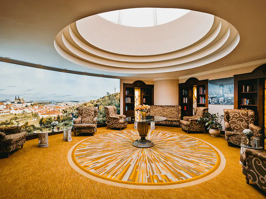 Die sogenannte Bibliothek mit gemütlichen Sitzmöbelnd im Lindner Hotel Prague Castle