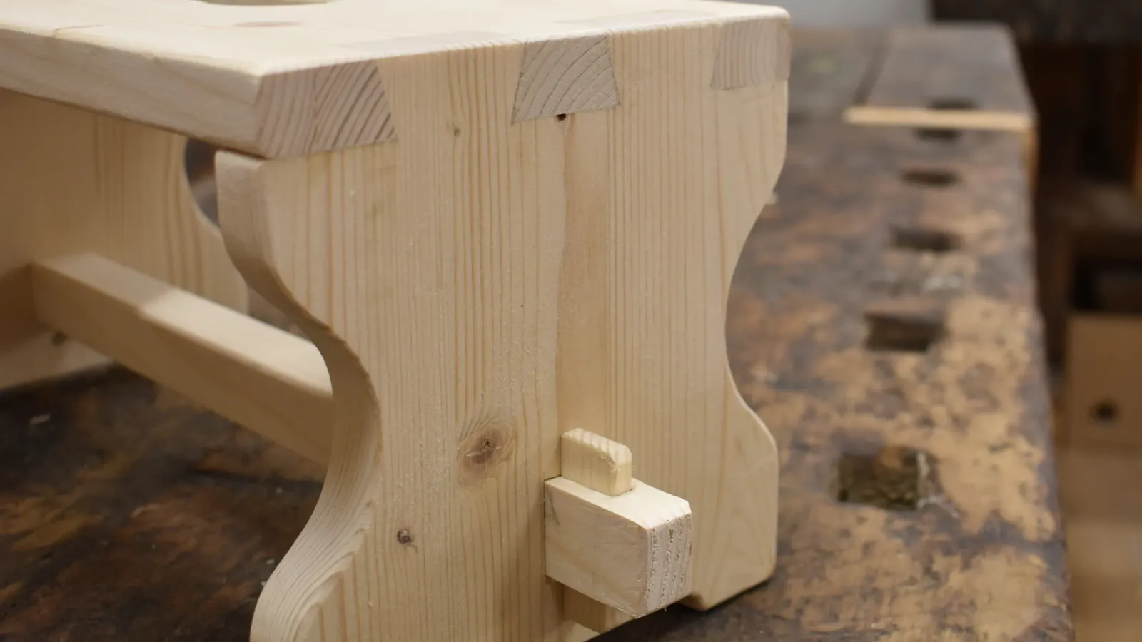 Holzschemel mit Schwalbenzinken und Keilsteg.