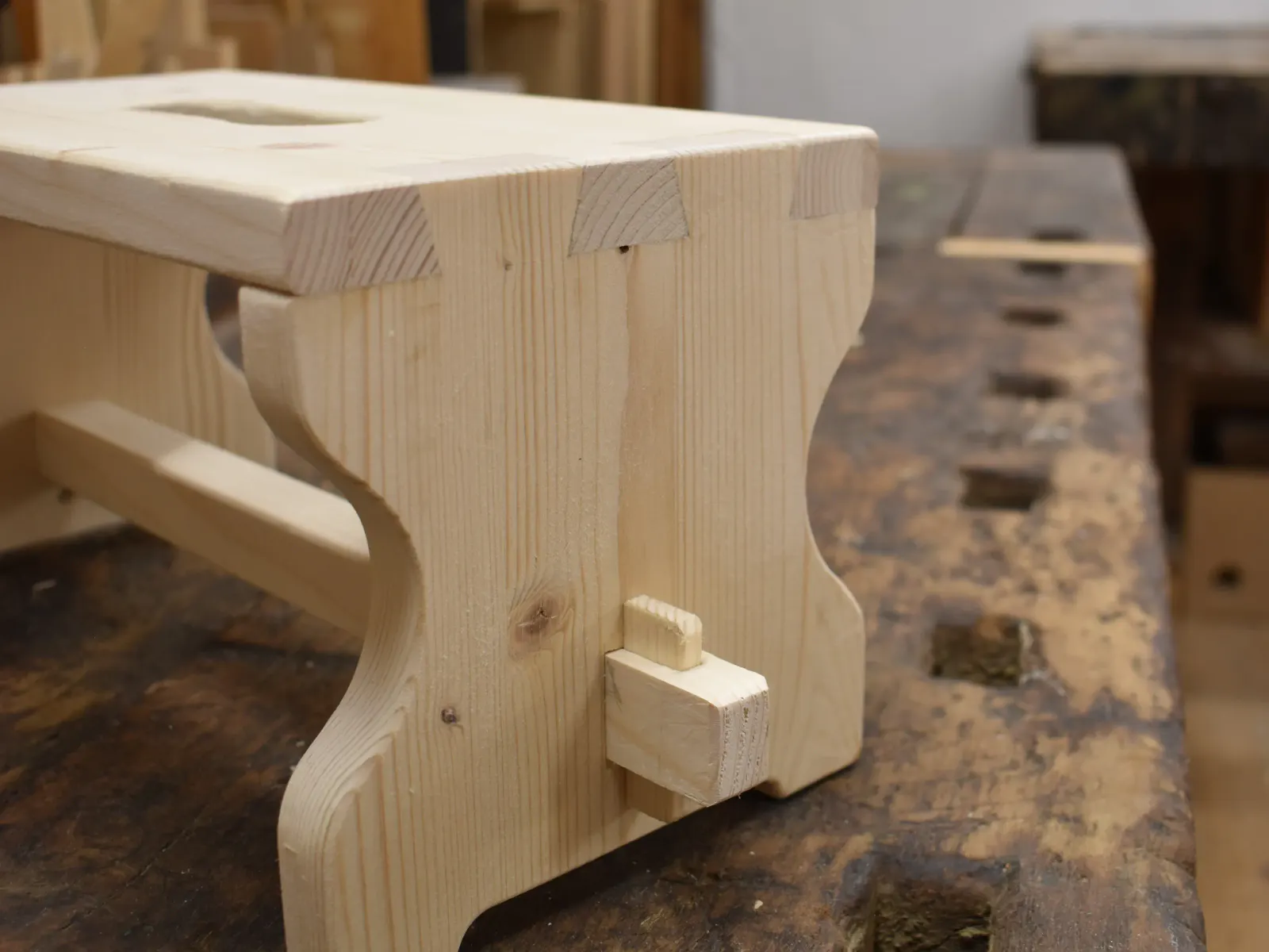 Holzschemel mit Schwalbenzinken und Keilsteg.