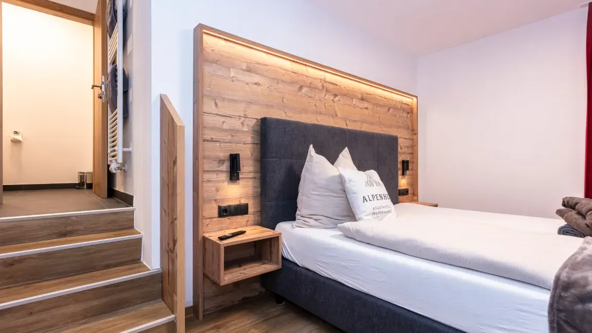 Zimmeransicht in einem Doppelzimmer des Alpenhof Aparthotel Werfenweng
