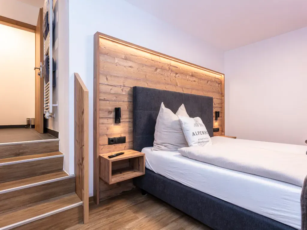 Zimmeransicht in einem Doppelzimmer des Alpenhof Aparthotel Werfenweng