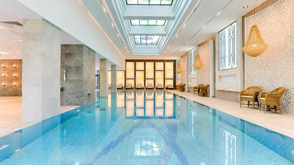 Innenpool im Wellnessbereich des Thermia Palace Hotels mit Liegen