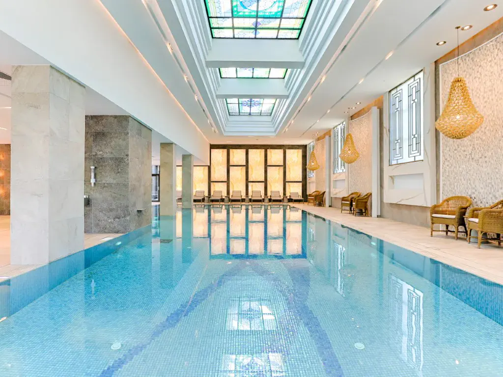 Innenpool im Wellnessbereich des Thermia Palace Hotels mit Liegen
