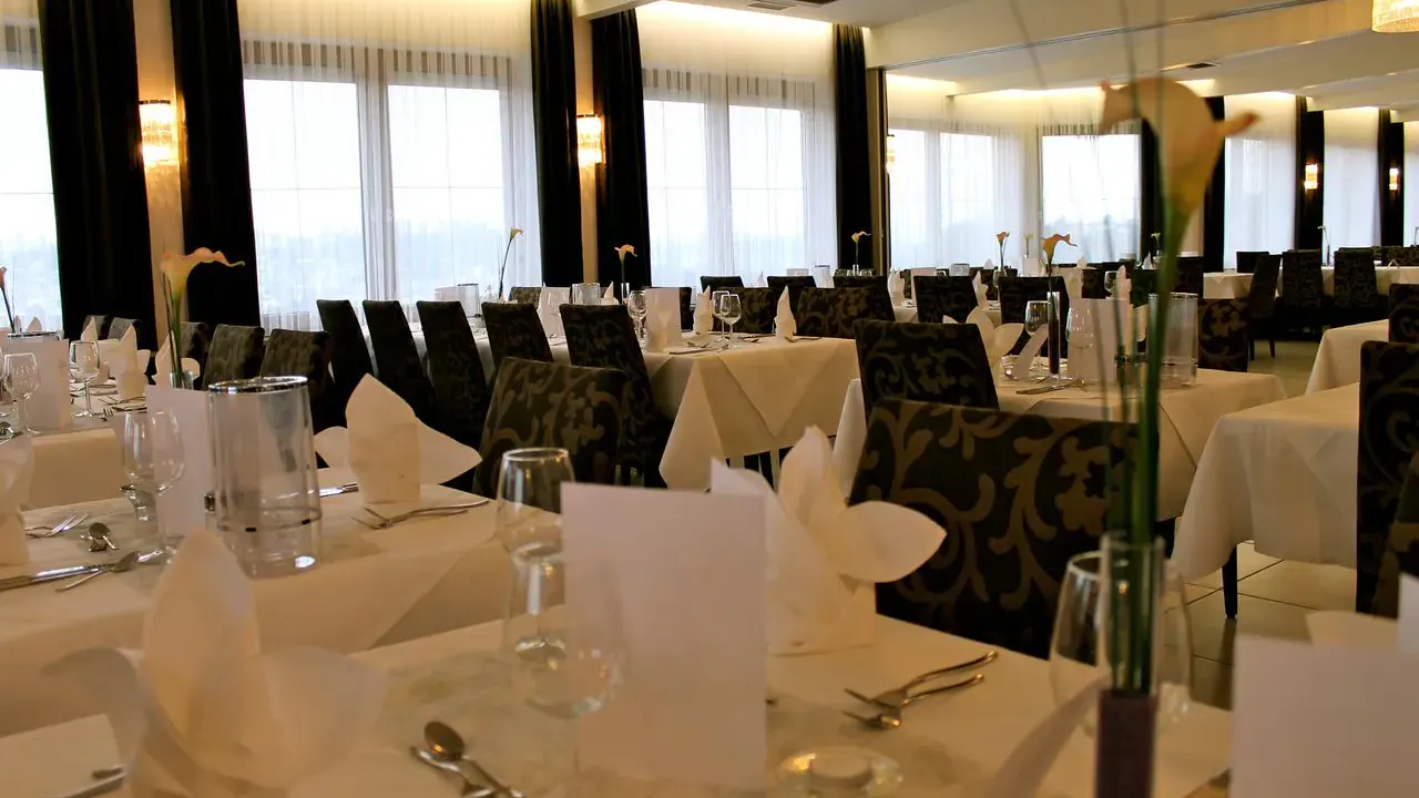 Restaurant mit gedeckten Tischen im Hotel und Restaurant Christkindlwirt