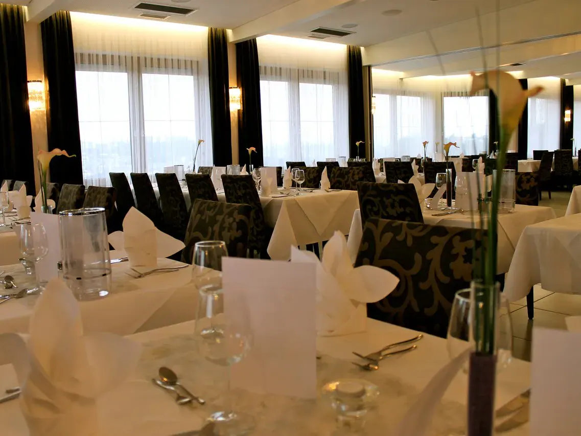 Restaurant mit gedeckten Tischen im Hotel und Restaurant Christkindlwirt