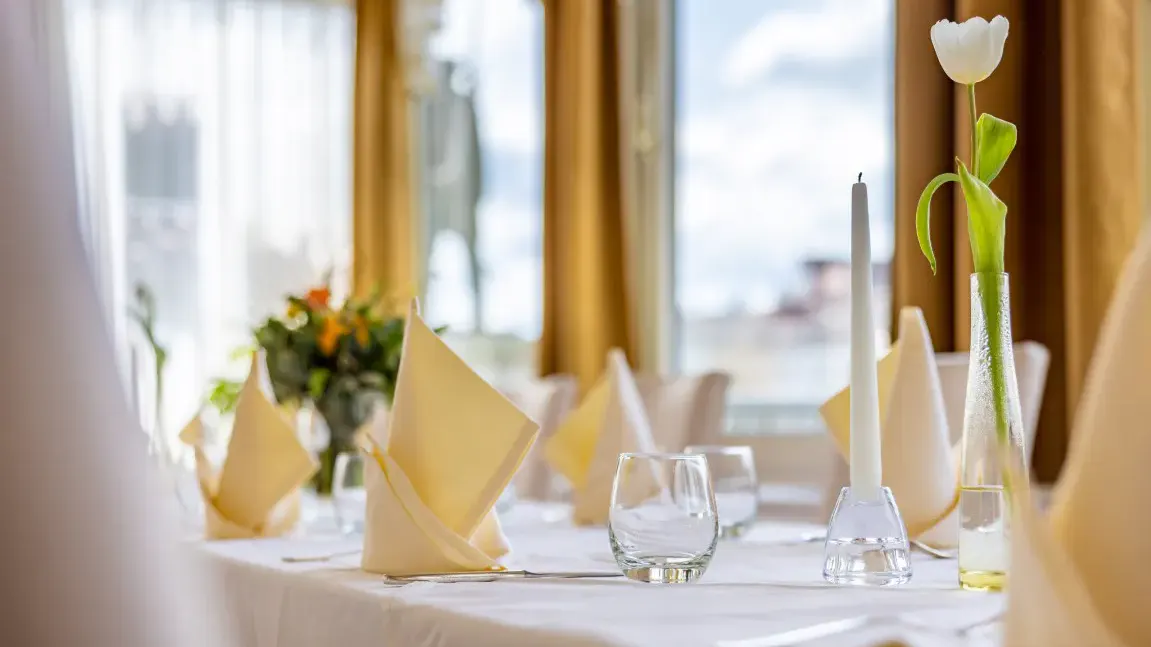 Blick auf einen gedeckten Tisch im Restaurant des Hotels Minichmayr