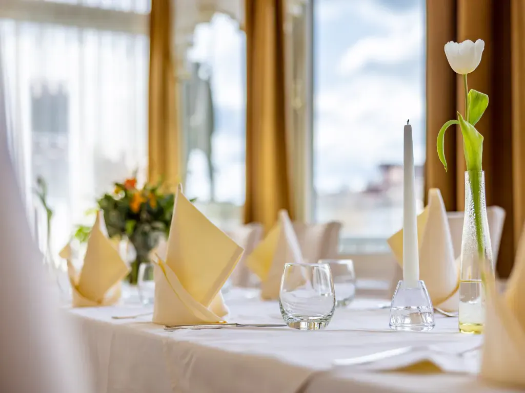 Blick auf einen gedeckten Tisch im Restaurant des Hotels Minichmayr