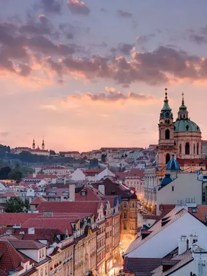 Blick auf Prag in Abendstimmung vom Almanac X Alcron Prague