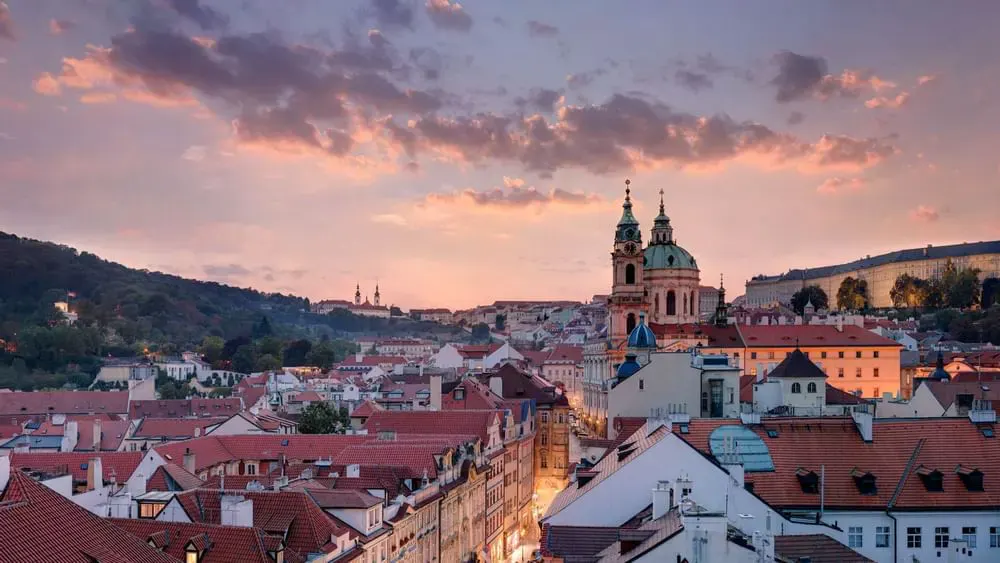 Blick auf Prag in Abendstimmung vom Almanac X Alcron Prague