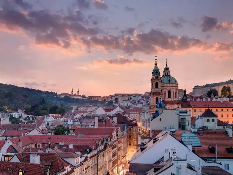 Blick auf Prag in Abendstimmung vom Almanac X Alcron Prague