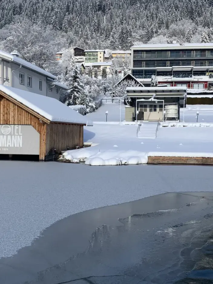 Das Seehotel Hoffmann und der Ossiacher See im Winter