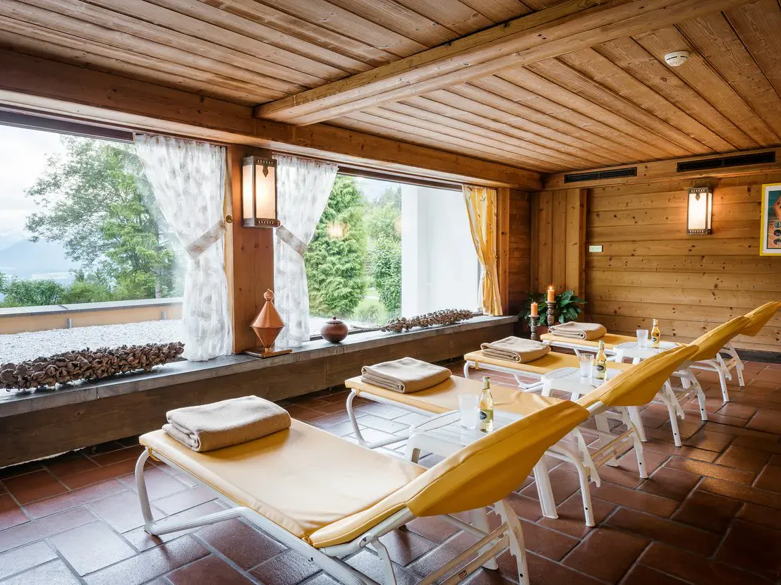 Entspannungsliegen mit Blick in die Berge aus dem Inntalerhof DAS Panoramahotel