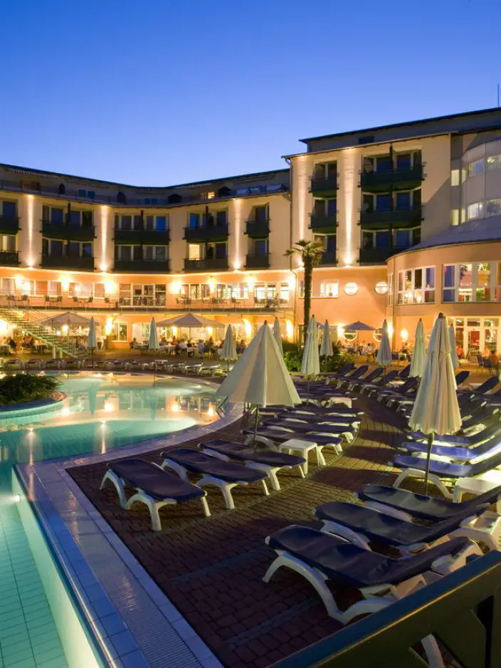 Aussenansicht in Abendstimmung des Lotus Therme Hotel und Spa
