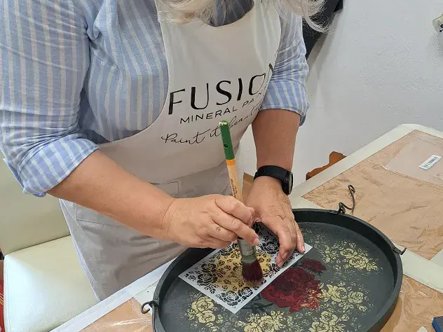Mixed-Media-Design mit Decoupage und Schablonen