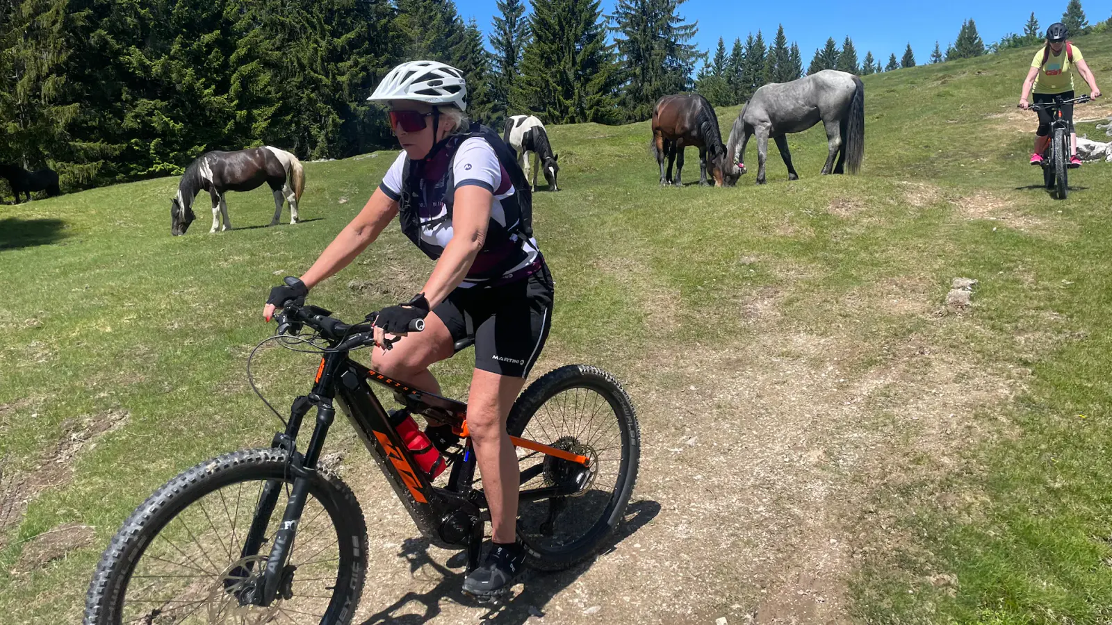 Bikerin fährt auf einem Bike-Trail