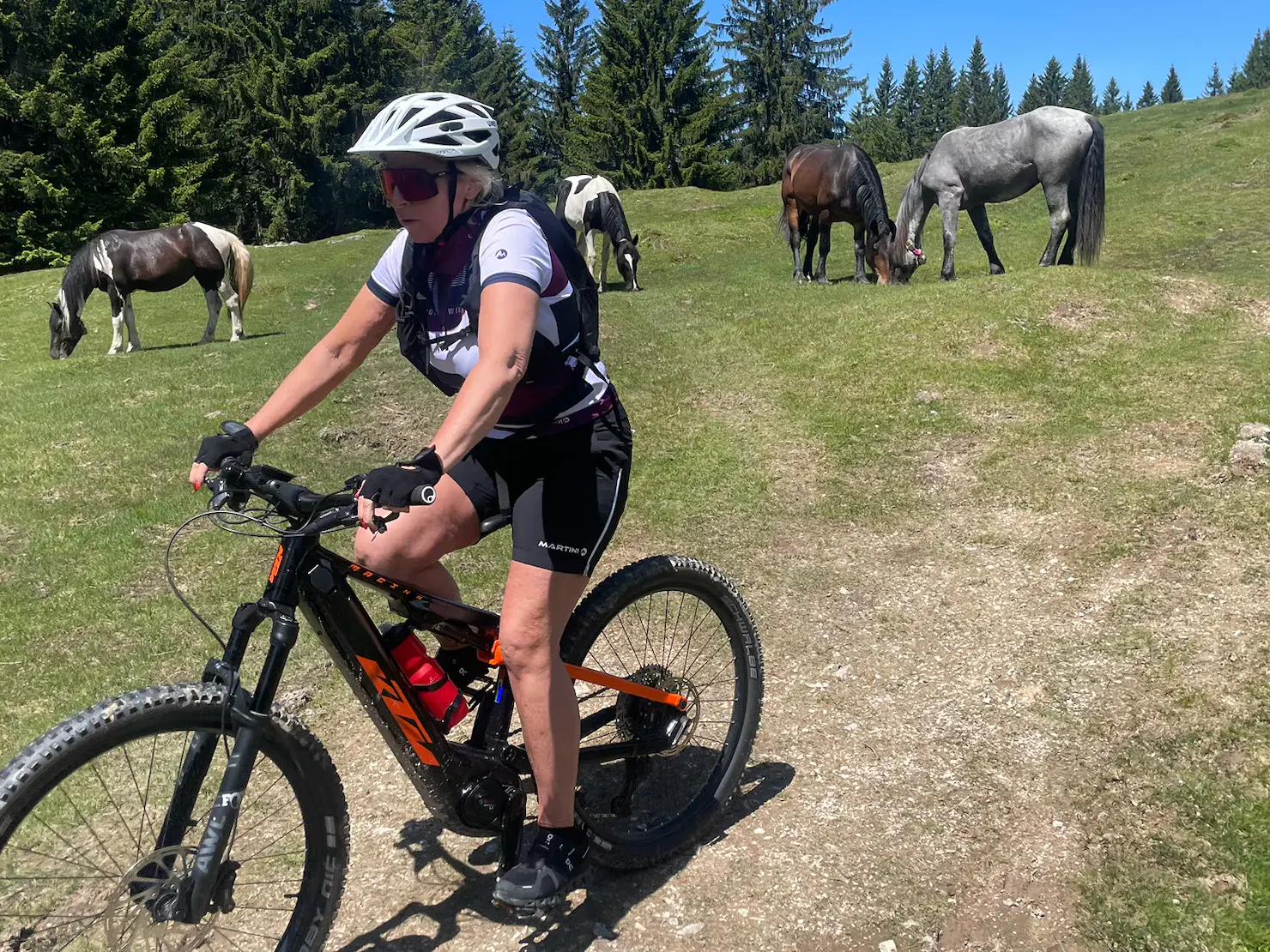 Bikerin fährt auf einem Bike-Trail