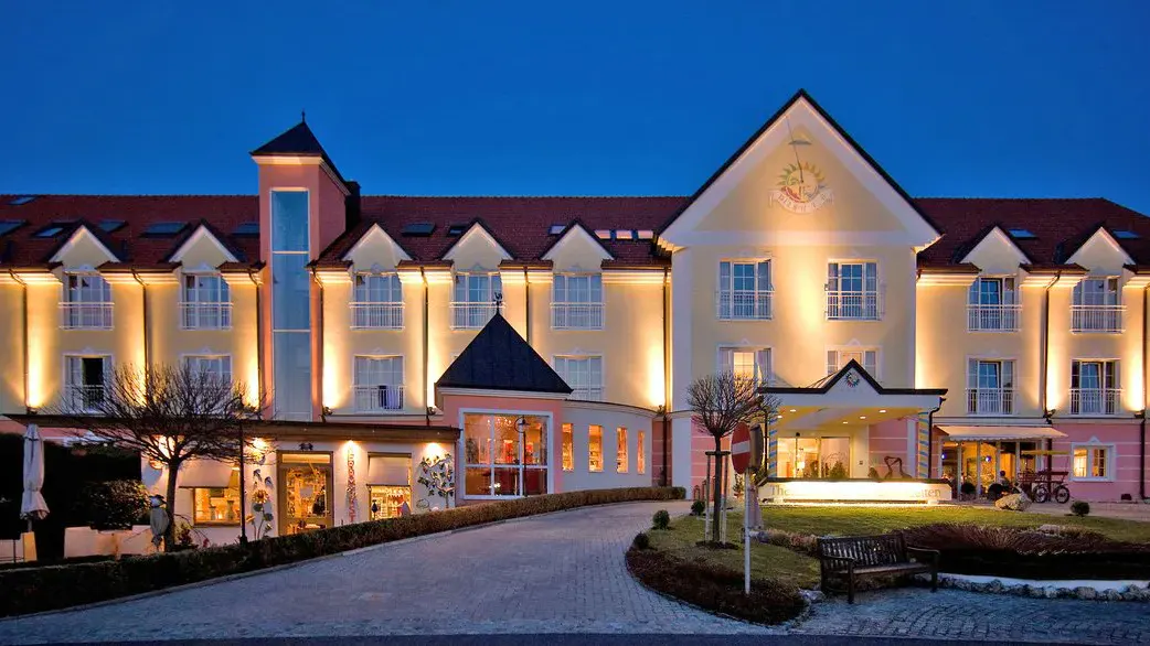 Hotelansicht bei Nacht des Thermenhotels Vier Jahreszeiten