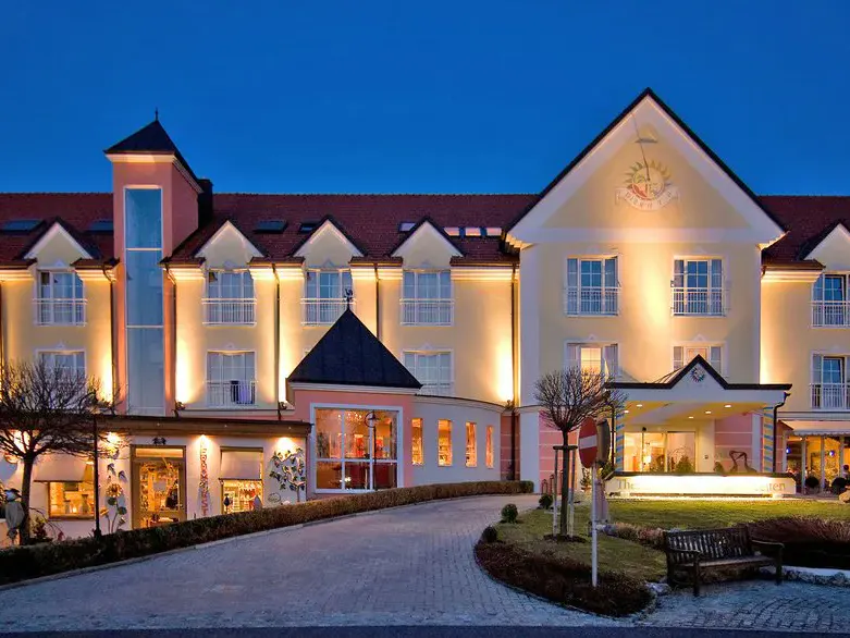 Hotelansicht bei Nacht des Thermenhotels Vier Jahreszeiten