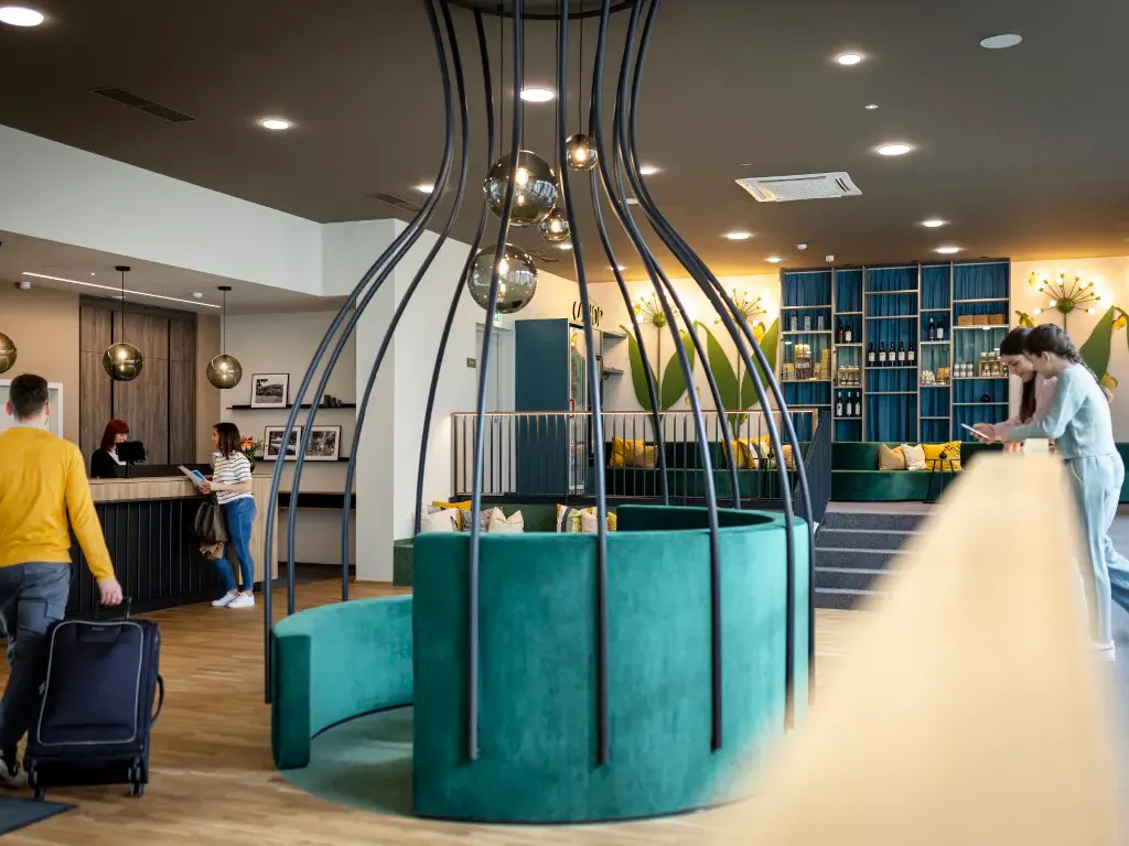 Rezeption und Lobby im JUFA Hotel Bad Radkersburg