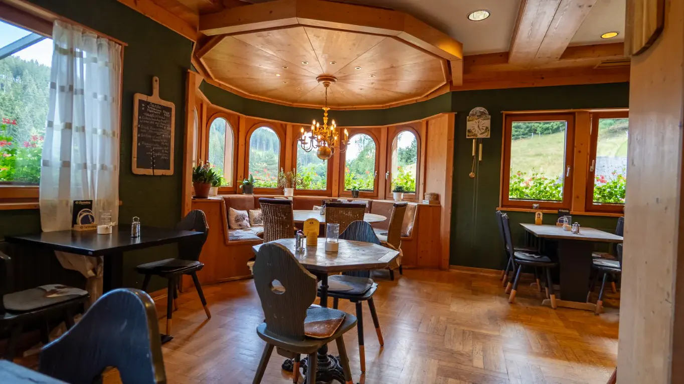 Blick in das Restaurant des Berghotels Kräuterchalet