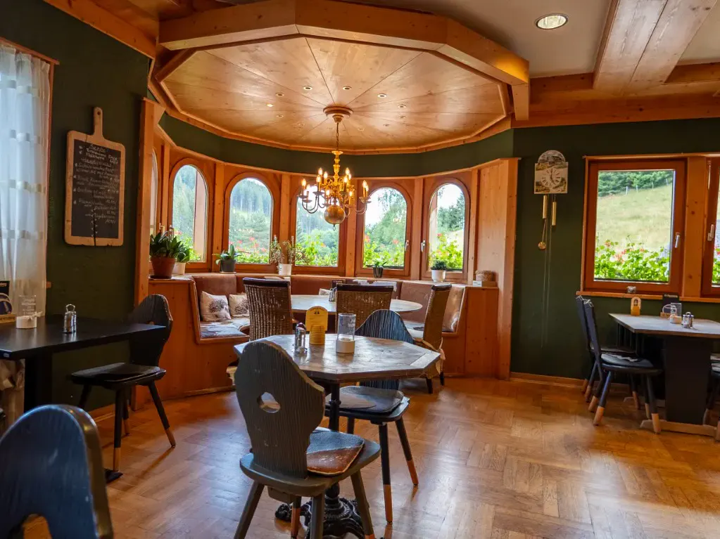 Blick in das Restaurant des Berghotels Kräuterchalet