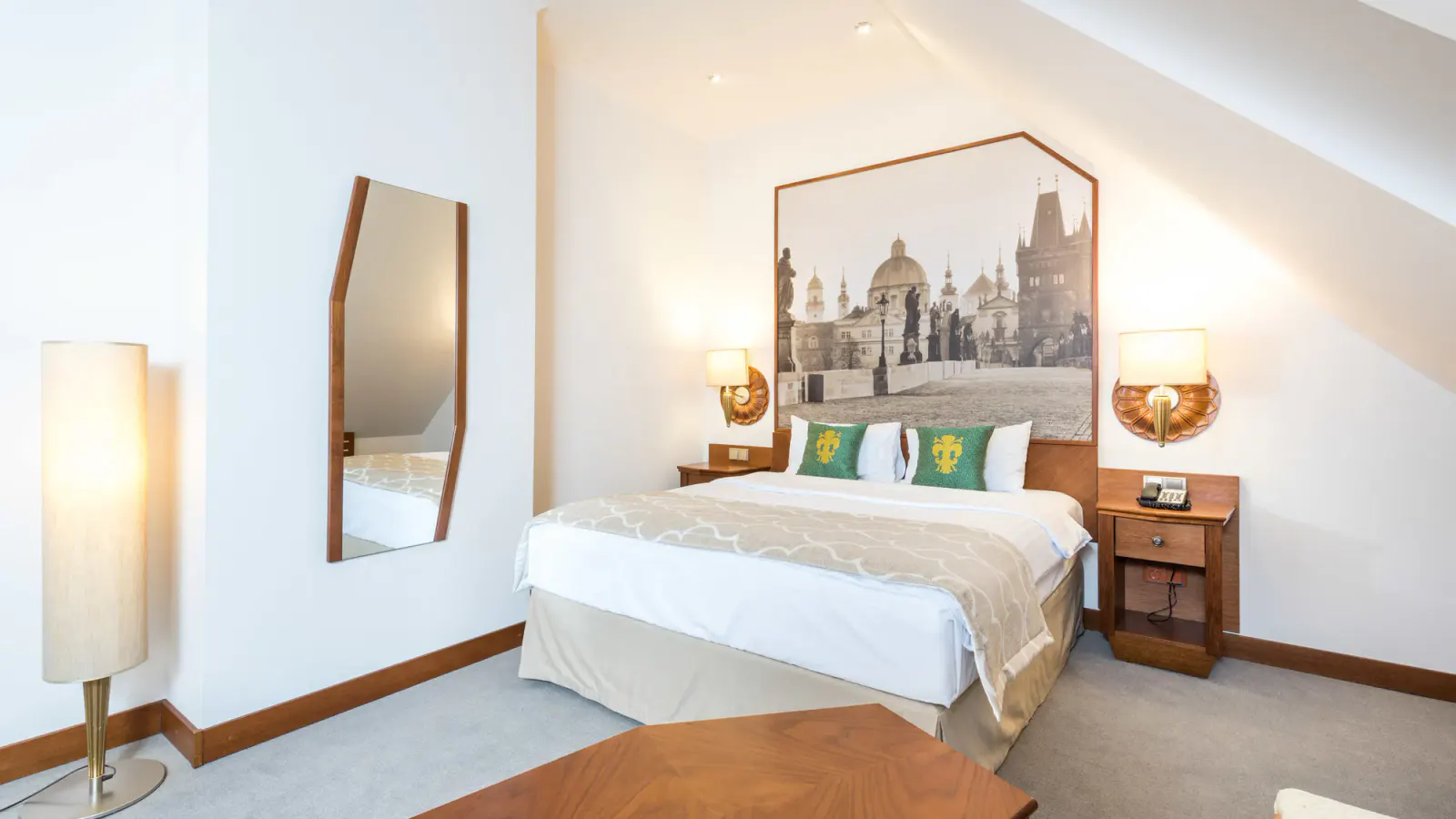 Beispiel eines hellen Doppelzimmers Lindner Hotel Prague Castle