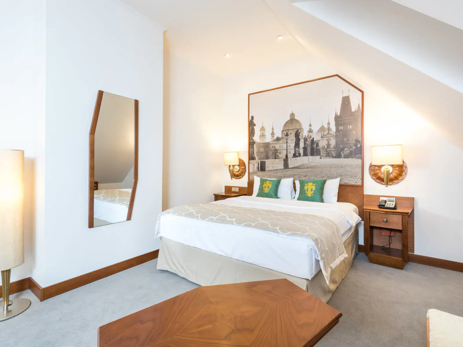 Beispiel eines hellen Doppelzimmers Lindner Hotel Prague Castle