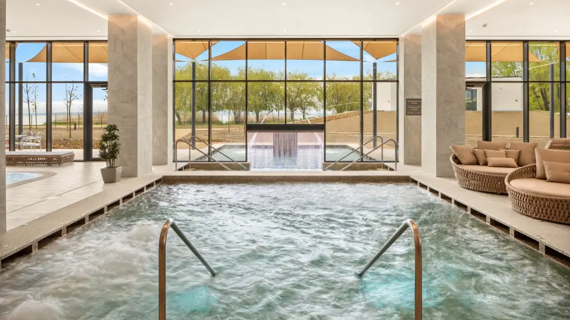 Erlebnisbecken im Sirius Hotel am Plattensee mit vielen Massagedüsen