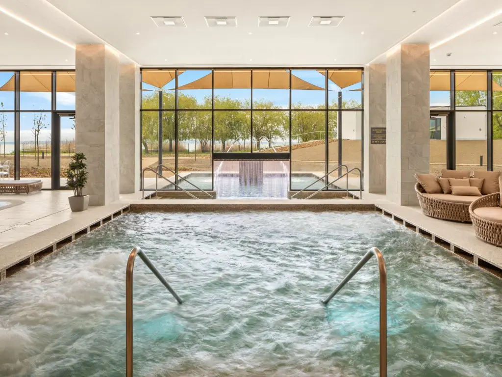Erlebnisbecken im Sirius Hotel am Plattensee mit vielen Massagedüsen