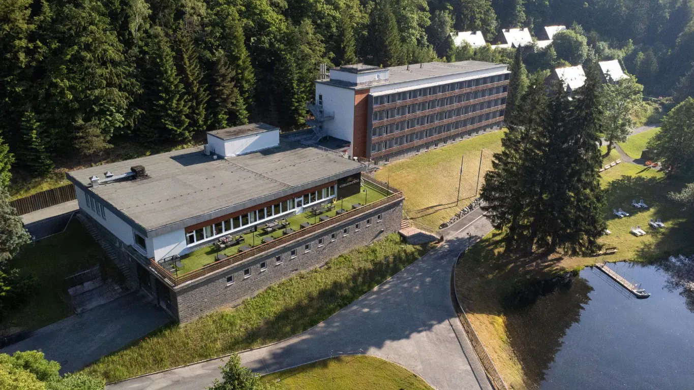 Aussenansciht von oben des Hotels Schwarzbachtal mit den 2 Gebäuden und See