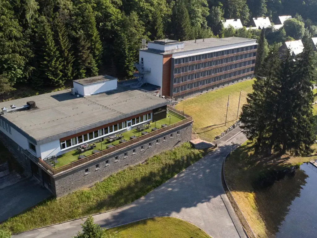 Aussenansciht von oben des Hotels Schwarzbachtal mit den 2 Gebäuden und See