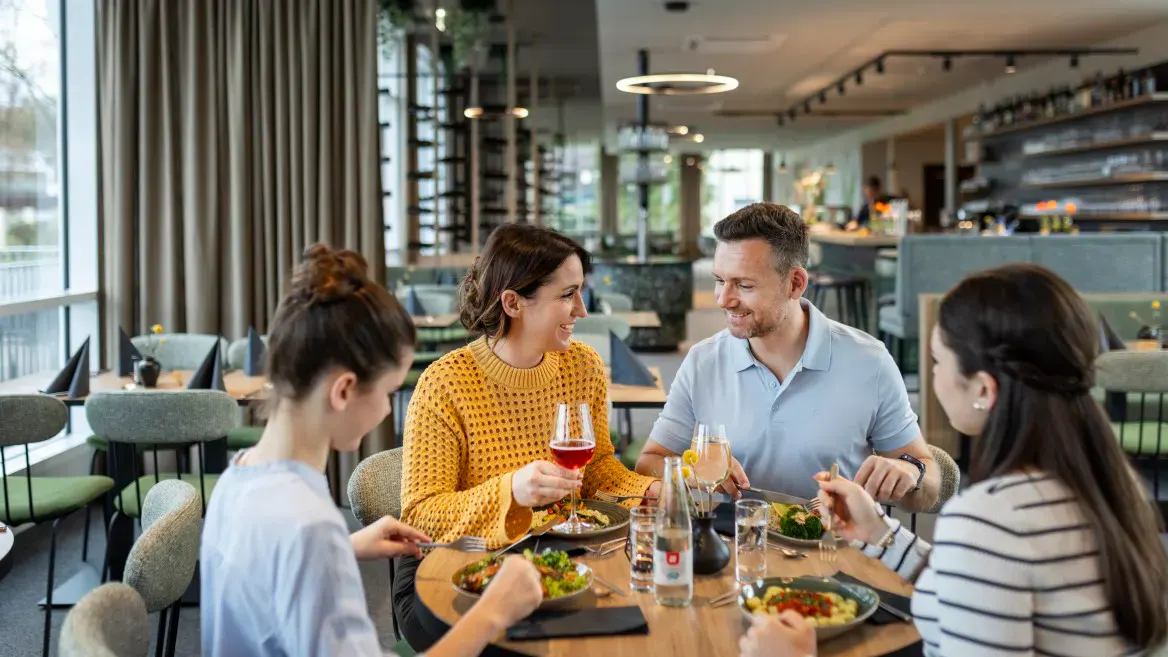 Gäste beim Mittagessen im JUFA Hotel Bad Radkersburg