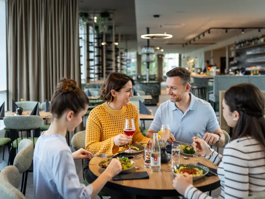 Gäste beim Mittagessen im JUFA Hotel Bad Radkersburg