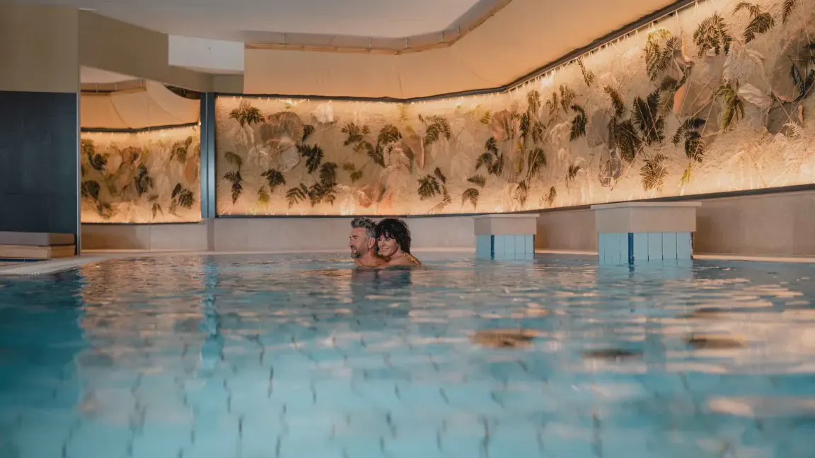Schwimmbad im Garten-Hotel Ochensberger