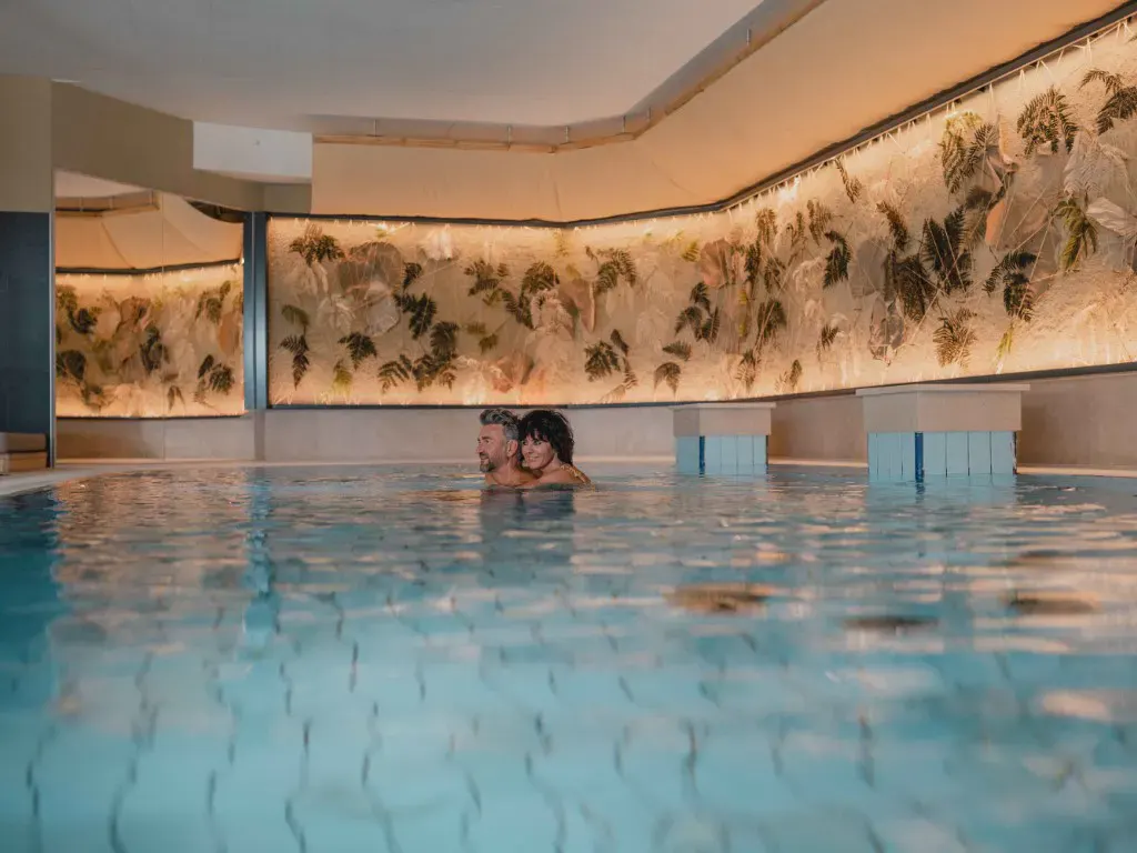 Schwimmbad im Garten-Hotel Ochensberger