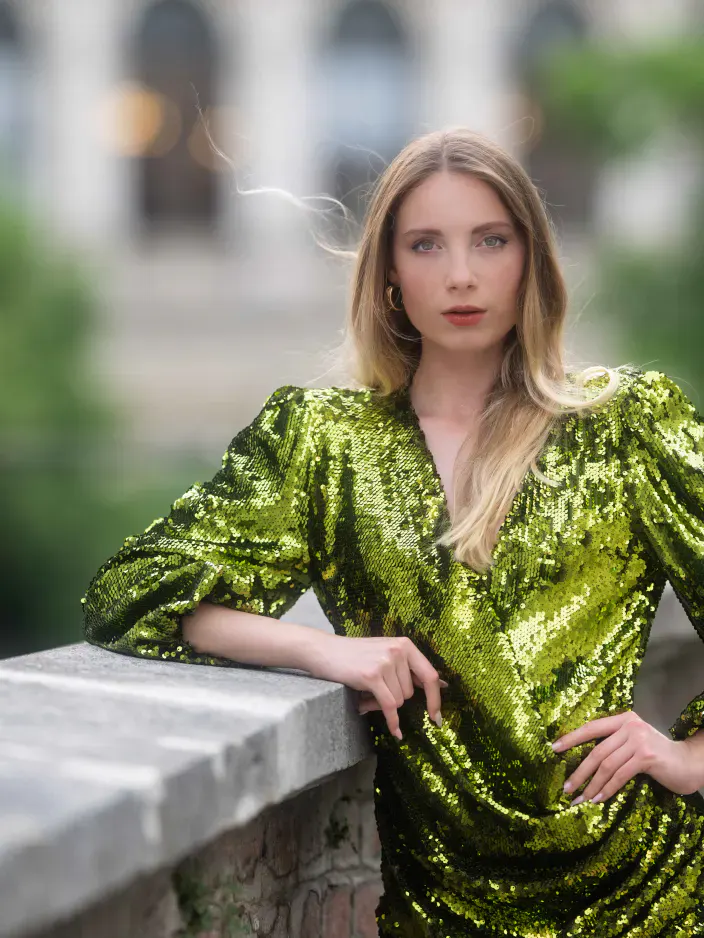 Frau in grünem Fashion-Outfit bei einem individuell inszenierten Editorial-Fotoshooting in Wien.