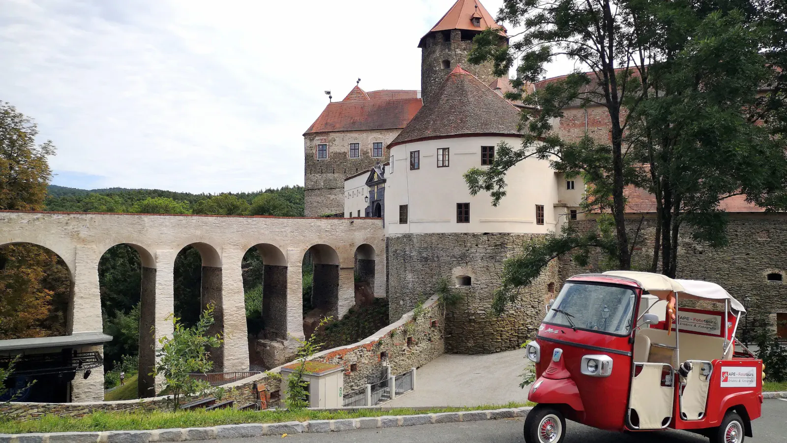 Burg Schlaining Brücke mit APE