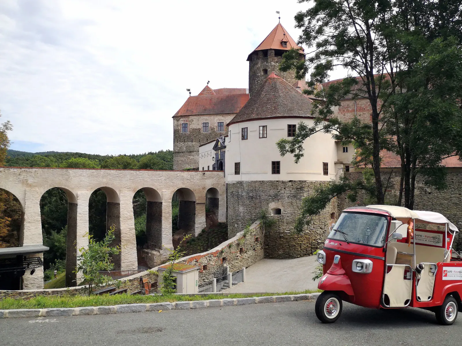 Burg Schlaining Brücke mit APE