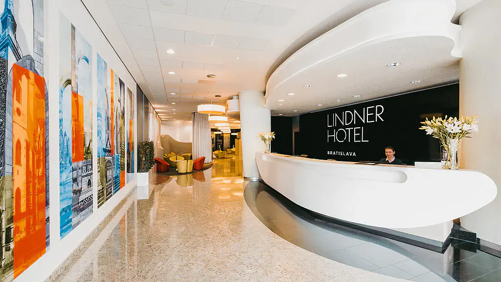 Moderner Empfangsbereich im Lindner Hotel Bratislava