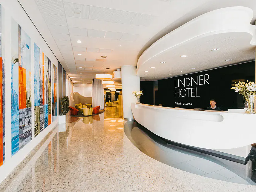 Moderner Empfangsbereich im Lindner Hotel Bratislava