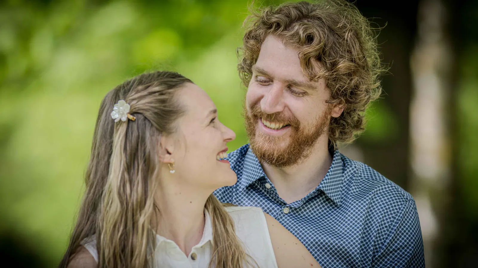 Portrait von zwei Menschen bei einem persönlichen Fotoshooting, das ihre Verbindung in den Mittelpunkt stellt.